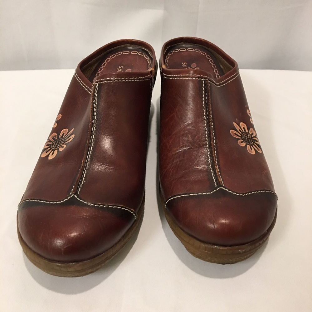 Spring Step Red Leather Clogs - Picture 2 of 9